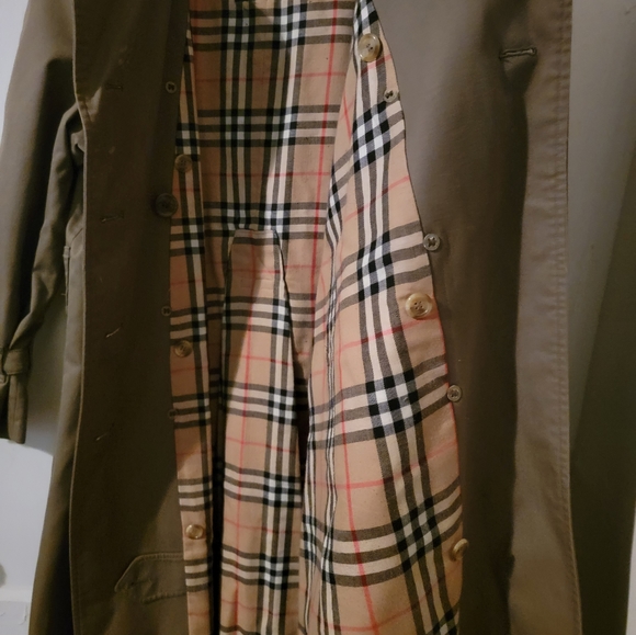 Great condition Burberry trench coat with removable liner - Picture 15 of 15